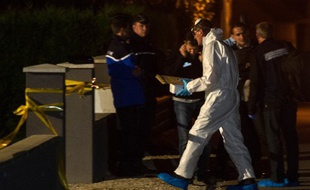 Moernach, le 2 septembre 2014. Un technicien scientifique de la gendarmerie sort de la maison où ont été découverts les corps d'une fillette de onze ans et celui de son frère de 8 ans, dans un état critique.