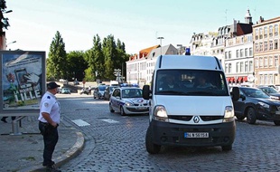 Les deux hommes mis en cause dans la fusillade devant le club «Theatro» de Lille sont amenés au tribunal, le 24 juillet 2012.