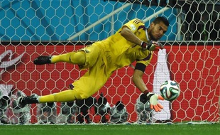 Sergio Romero arrête le ballon lors des tirs au but le 9 juillet 2014 à Sao Paulo