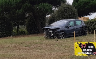 Des voitures accidentées sont déposées sur certains ronds-points de Vendée