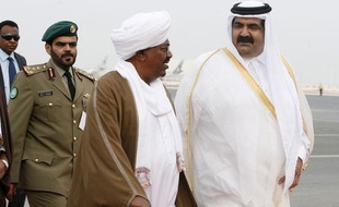 Omar el-Bechir, accueilli par l'émir du Qatar, cheikh Hamad ben Khalifa Al-Thani, à son arrivée à Doha pour le sommet arabe, le 29 mars 2009.