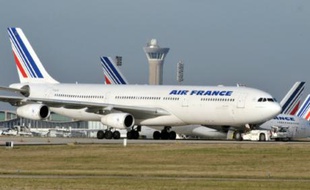 Une panne d'un Airbus A340 (ici un modèle à l'aéroport de Paris Roissy-Charles-de-Gaulle le 20 novembre 2009) bloque depuis deux jours 165 passagers d'Air France à Montreal qui devrait finalement rejoindre Paris mercredi