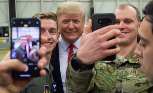 Le président Donald Trump a rendu visite aux soldats américains basés en Irak et en Allemagne.