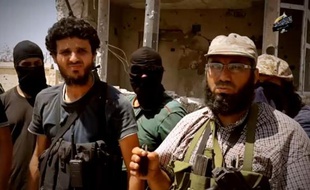Photo tirée d'une vidéo diffusée le 9 octobre 2014 montrant le chef du groupe Ansar Asharia, Mohamed al-Zehawi (d), entouré de ses hommes, dans un endroit non précisé, près de Benghazi, en Libye