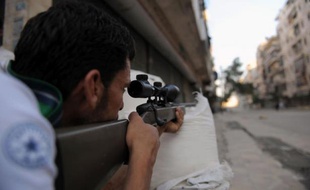 L'armée syrienne et les rebelles acheminaient mercredi des troupes vers Alep, deuxième ville de Syrie où se joue désormais une bataille décisive entre les opposants et le régime, qui tente parallèlement d'écraser l'une des dernières poches de résistance dans la capitale Damas.