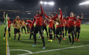 Les joueurs rennais ont fêté la qualification avec leurs supporters regroupés dans un imposant parcage rouge et noir, jeudi soir, au stade Benito Villamarin.