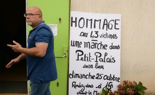 Un homme passe devant la salle des fêtes où une marche est annoncée, le 24 octobre 2015 à Petit-Palais-et-Cornemps