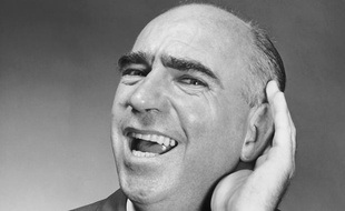Portrait d'un homme tendant l'oreille.