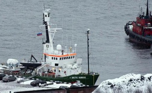La Russie a annoncé mercredi avoir réduit de "piraterie" à "hooliganisme" les charges retenues contre les membres de l'équipage d'un navire de Greenpeace détenus après l'abordage d'une plateforme pétrolière, mais cette nouvelle qualification a aussitôt été rejetée par l'organisation écologiste.