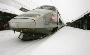 La SNCF prévoit une hausse de 7% de son chiffre d'affaires en 2009, qui atteindrait 27 milliards d'euros, selon les chiffres du budget prévisionnel de la compagnie ferroviaire, cités par Les Echos vendredi.