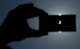 Une éclipse partielle de soleil vue à travers un filtre le 29 mars 2006 au Kososvo