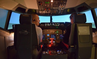 Les futurs commissaires formés dans un cockpit au centre AviaSim de Lyon