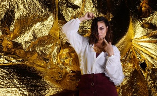 Alma dans le clip de sa chanson «T'es pas un homme».