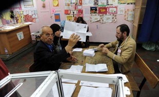Le Front de Libération Nationale (FLN, parti présidentiel) a remporté vendredi les élections législatives en Algérie, avec 220 des 462 sièges, et les islamistes ont subi un revers, en arrivant en 3ème position avec 66 sièges, a annoncé le ministre de l'Intérieur Daho Ould Kablia
