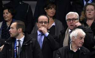 Le président François Hollande et le ministre allemand des Affaires étrangères Frank-Walter Steinmeier au stade de France le 13 novembre 2015 à Saint-Denis