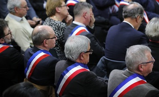 Illustration de la rencontre entre des maires normands et Emmanuel Macron à la veille du lancement du grand débat national.