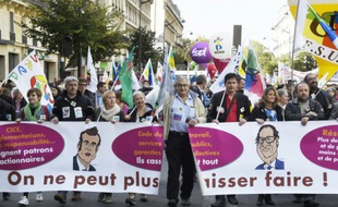 Des manifestants, descendus dans la rue à l'appel de la CGT, de la FSU et de Solidaires, pour réclamer des hausses de salaires et défendre l'emploi, tiennent une banderole, le 8 octobre à Paris