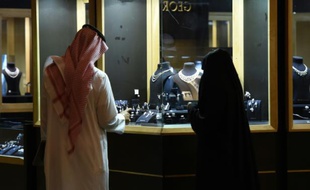 Un couple saoudien regarde des bijoux, au Salon annuel de la joaillerie à Ryad, le 18 avril 2016