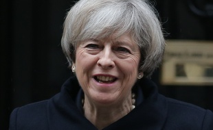 Ma Première ministre Theresa May quittant le 10, Downing Street.