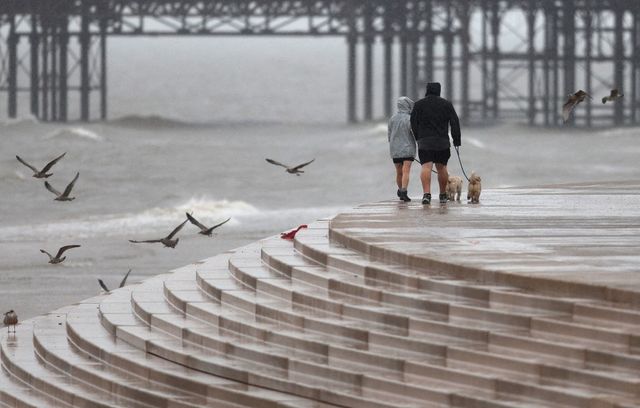 Du côté de l’Europe, la tempête Floris a touché l’Ecosse et le nord de l’Angleterre lundi, avec une force « inhabituelle » pour un mois d’août, selon l’office national britannique de météorologie. Cela n’a pas empêché un couple de braver les intempéries à Blackpool, en Angleterre.
