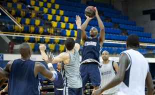 Le basketteur du Paris Levallois Eric Chatfield (en extension) lors d'un entraînement, à Levallois, le 22 novembre 2011.