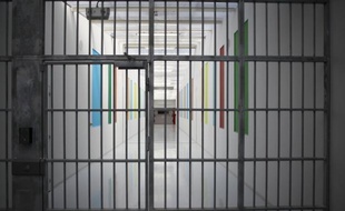 Les prisons françaises ont battu un nouveau record avec 67.839 détenus début mai, malgré la volonté affichée de la gauche, au pouvoir depuis un an, de rompre avec la politique du "tout carcéral" de l'époque Sarkozy.
