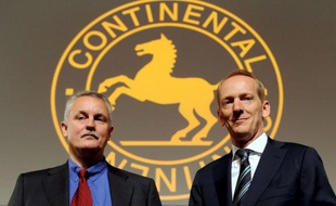 Le président du Conseil d'administration (à gauche), Rolf Koerfer, et le PDG de Continental, Karl-Thomas Neumann, lors d'une réunion des actionnaires du groupe à Hanovre, en Allemagne, le 23 avril 2009.