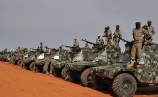 Quelque 1.800 soldats tchadiens sont arrivés en renfort des militaires français dans la région de Kidal (extrême nord-est malien), dernier fief des groupes islamistes et berceau des Touareg dont la rébellion a affirmé mardi se "coordonner" avec Paris contre "les terroristes".