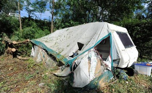 Une caravane endommagée le 21 juillet 2014 dans le camping de Saint-Just-d'Ardèche au lendemain du passage de la mini tornade qui a fait un mort