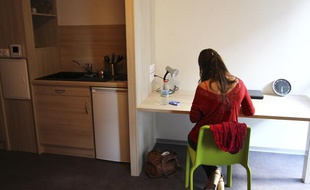 Une étudiante dans une cité universitaire à Toulouse.