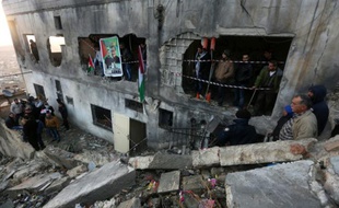 Des Palestiniens dans les décombres de la maison détruite le 3 décembre 2015 par l'armée israélienne à Naplouse