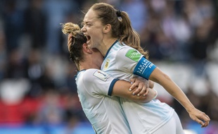 La capitaine de l'Argentine Estefania Banini (à droite) célèbre le point pris contre le Japon (0-0) comme une victoire, le 10 juin 2019 au Parc des Princes.