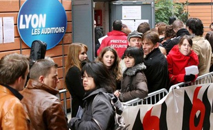 Plusieurs milliers de candidats à l'hotel Hilton à Lyon, pour le casting de l'émission "Nouvelle Star", diffusé le 9 mars 2010.