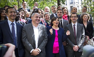 Anne Hidalgo a posé avec son équipe de campagne, dont Jean-Louis Missika et Rémi Féraud pour une photo de famille mardi 4 juin dans le 9e.