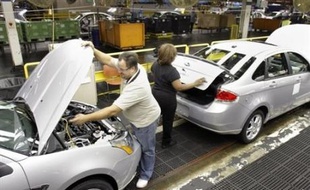 Le constructeur automobile américain General Motors (GM) a annoncé mardi qu'il allait ouvrir un nouveau guichet de départs volontaires à 74.000 de ses employés, après un premier plan en 2006.
