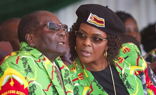 Robert Mugabe et son épouse Grace, le 2 juin 2017 à Marondera au Zimbabwe.
