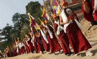 La Chine a confirmé mardi avoir réprimé une manifestation de moines la veille à Lhassa, la capitale du Tibet, lors du 49e anniversaire du départ forcé du dalaï lama, le chef spirituel des bouddhistes tibétains.
