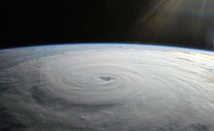 Ce n’est évidemment pas la première fois que des photos prises de l’espace nous parviennent mais Cupola offre la possibilité à des humains de les réaliser et donc la possibilité de capturer des moments bien précis ou inattendus (ici l’ouragan Danielle le 27 août 2010).
