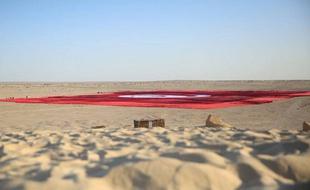 Le géant drapeau tunisien déployé samedi.