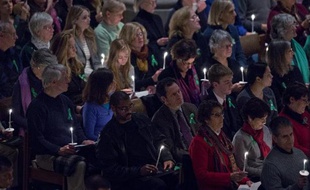 Des centaines de personnes se sont rassemblées jeudi à Washington pour une cérémonie en mémoire des 20 enfants et six adultes tués il y a presque un an à l'école de Newtown (Connecticut, nord-est), un massacre qui a traumatisé l'Amérique.