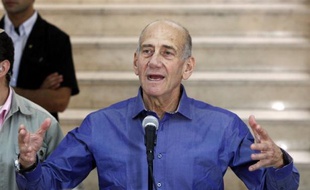 L'ancien Premier ministre israélien Ehud Olmert, reconnu coupable de corruption en juillet, a été condamné lundi à un an de prison avec sursis et à 75.300 shekels (15.000 euros) d'amende, ont rapporté les médias israéliens.