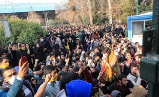Des étudiants de l'université de Téhéran manifestent, le 30 décembre 2017.