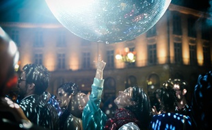 La place du Bouffay sera habillée de boules à facettes à partir de 22h.