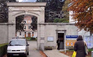 Le fichage des personnes hospitalisées d'office, auquel Nicolas Sarkozy avait renoncé en 2007 dans sa loi sur la prévention de la délinquance, est à nouveau envisagé après le meurtre d'un étudiant à Grenoble, ce qui suscite les inquiétudes des professionnels.