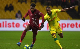 Charles Traoré, ici débordé par le Messin Opa N'Guette, vit une saison compliquée