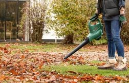 Sans prévenir, Amazon brade le prix de ce souffleur de feuilles Bosch