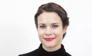 Les faux cils rendent le regard incroyablement glamour.
