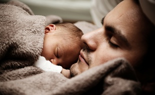 Illustration d'un père avec son bébé.
