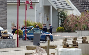 Gendarmes à proximité de la maison où a été perpétré le triple infanticide à Schlierbach (Haut-Rhin), le 11 avril 2015. AFP PHOTO / SEBASTIEN BOZON
