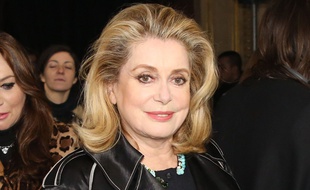 Catherine Deneuve arrive au défilé Lanvin le 5 mars 2015.